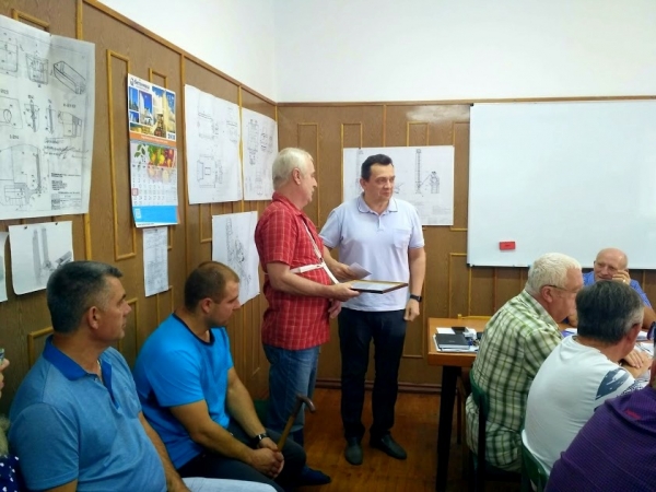 Коллектив ЧАО "Бетонмаш" в торжественной обстановке проводил на заслуженный отдых водителя Виталия Кичигина, посвятившего заводу более 38 лет
